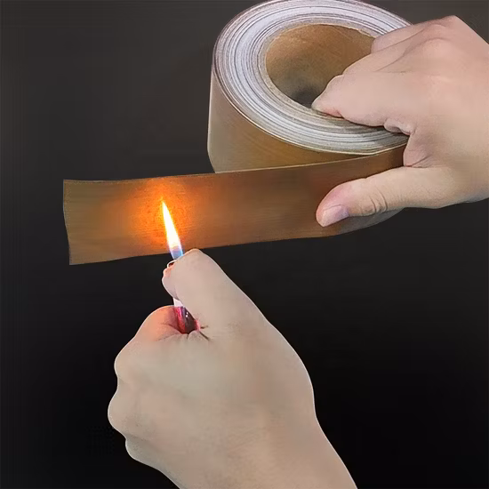 Устойчивая к высоким температурам и чувствительная к давлению силиконовая клейкая лента.